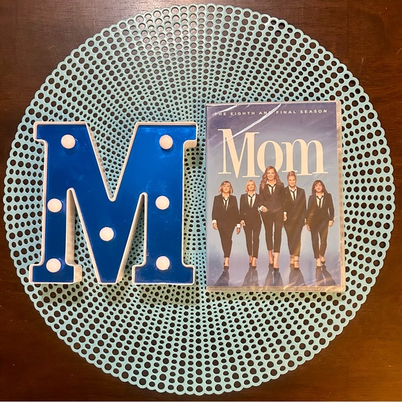 Mom Eighth and Final Season DVD set, new, still sealed. - Picture 1 of 4